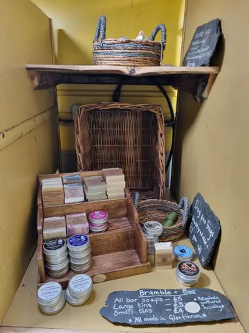 A basket is sitting on a shelf.