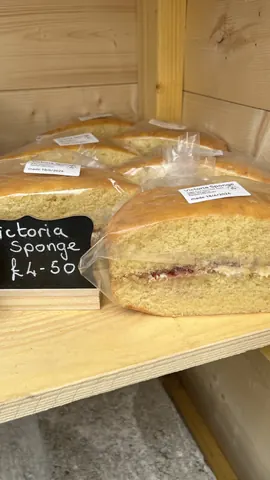 A sign that says Victoria sponge.