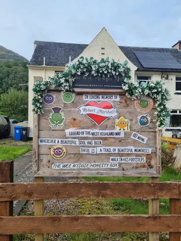 A sign with a heart on it.