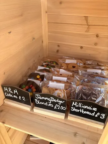 A wooden box with a sign that says "M&M" on it.