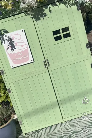 A green building with a sign that says "Cake Closet" on it.