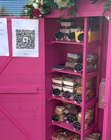 A pink building with a sign that says "QR code" on it.