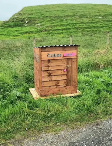 A wooden box with the word cakes on it.