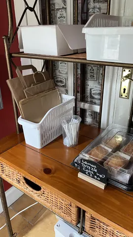 A white basket with a plastic cup and a sign that says lemonade.