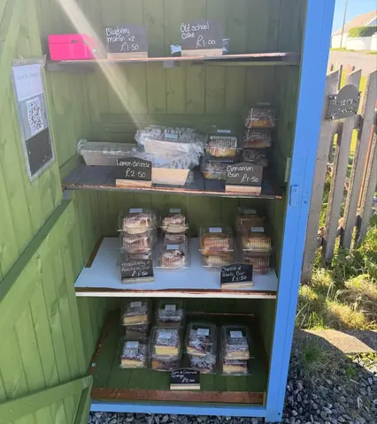 A green box with a sign that says "Ducks" on it.