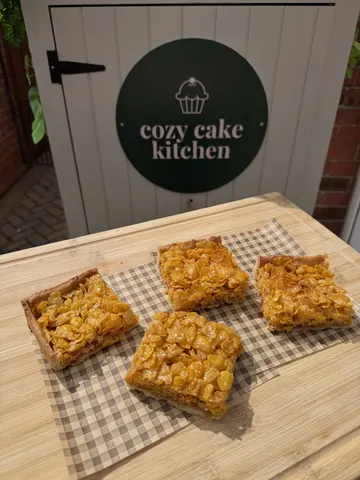 A sign for a cozy cake kitchen is visible.