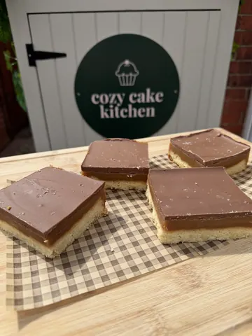 A sign for a bakery that sells cakes.