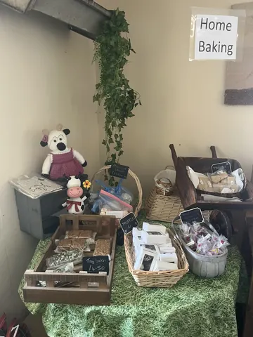 A sign that says "baking" is on a wall.