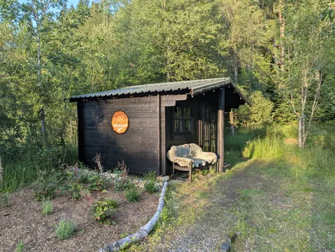 A small cabin with a sign on the door.