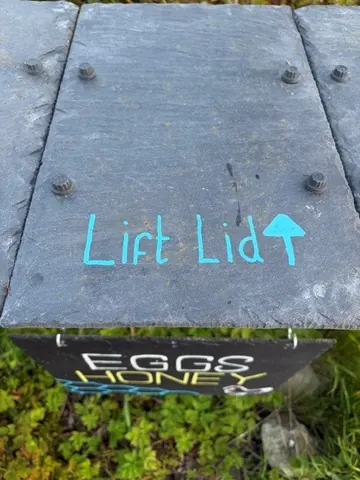 A sign that says "Lift Lid" on it.