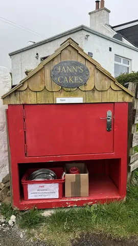 A red building with a sign that says "Jann's Cakes" on it.