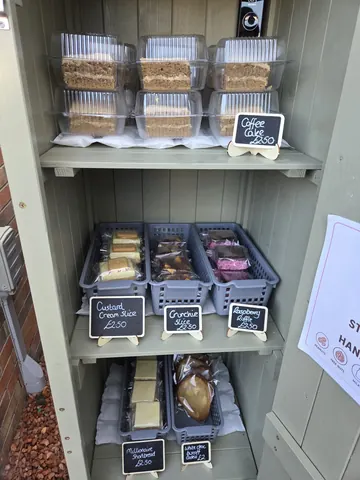 A display case with a sign that says "sweet hand".