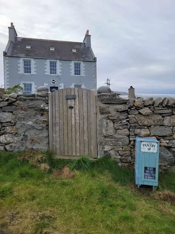 A blue box with the word panjio on it.