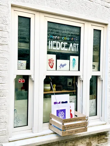 A window with a sign that says Hedec Art.