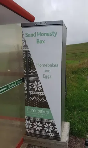 A sign advertising sand honest box.