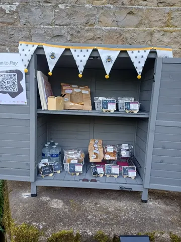 A small building with a sign that says "bee to pay".