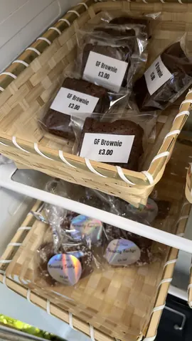 A basket of brownies with a sign that says "GF Brownies" on it.