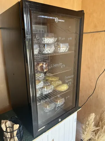 A refrigerator with a sign that says "traffiocolos" on it.