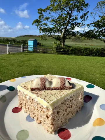 A plate with a cake on it.