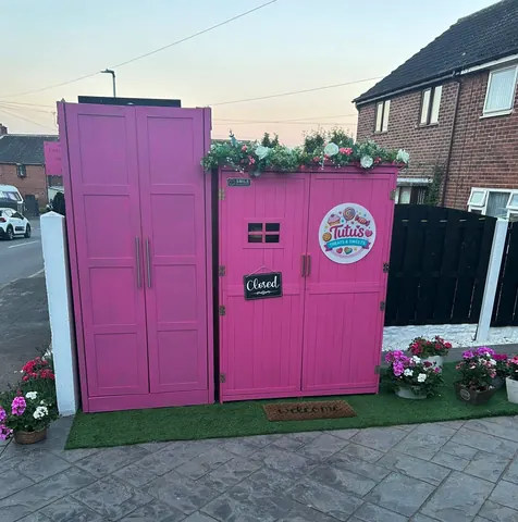 A pink building with a sign that says "Closed" on it.