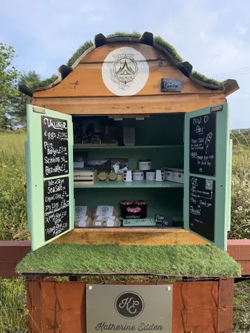 A small green building with a sign that says "organic food".