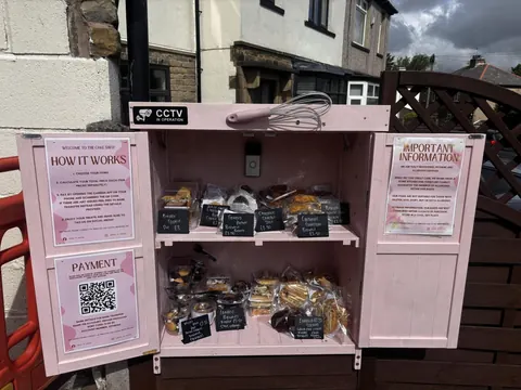 A pink box with a sign that says "how it works" on it.