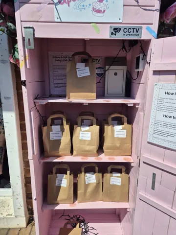 A pink box with a sign that says "how to" on it.